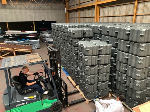 SUPのベースに、組合せ自在な桟橋/浮きBEEフロート1m x 1m サイズ SUPのベースに、組合せ自在な桟橋/浮きBEEフロート1m x 1m サイズ