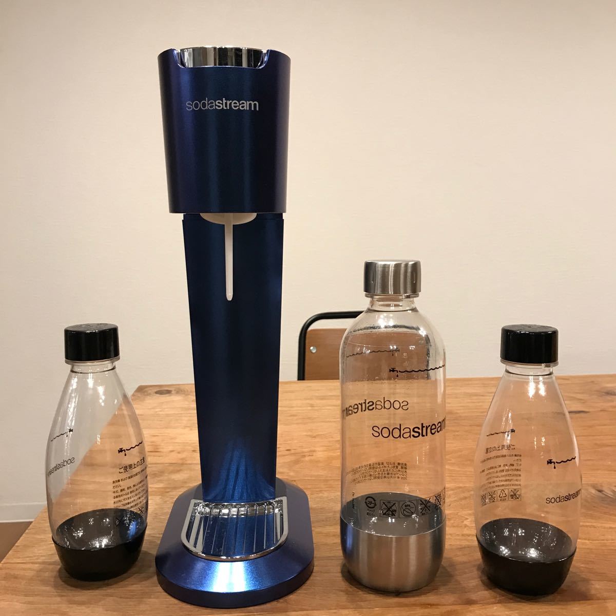 sodastream ソーダストリーム GENESIS 炭酸水メーカー　カートリッジ　小ボトル2本付き　箱なし