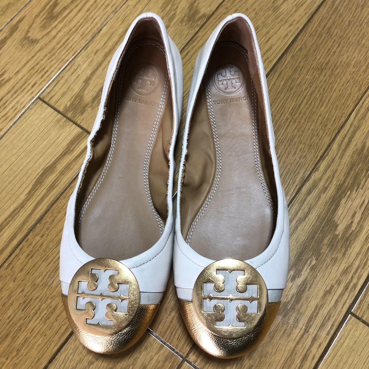 再値下げ！送料込 T！ORY BURCH トリーバーチ　フラットシューズ　ベージュ　サイズ5M 美品_画像1