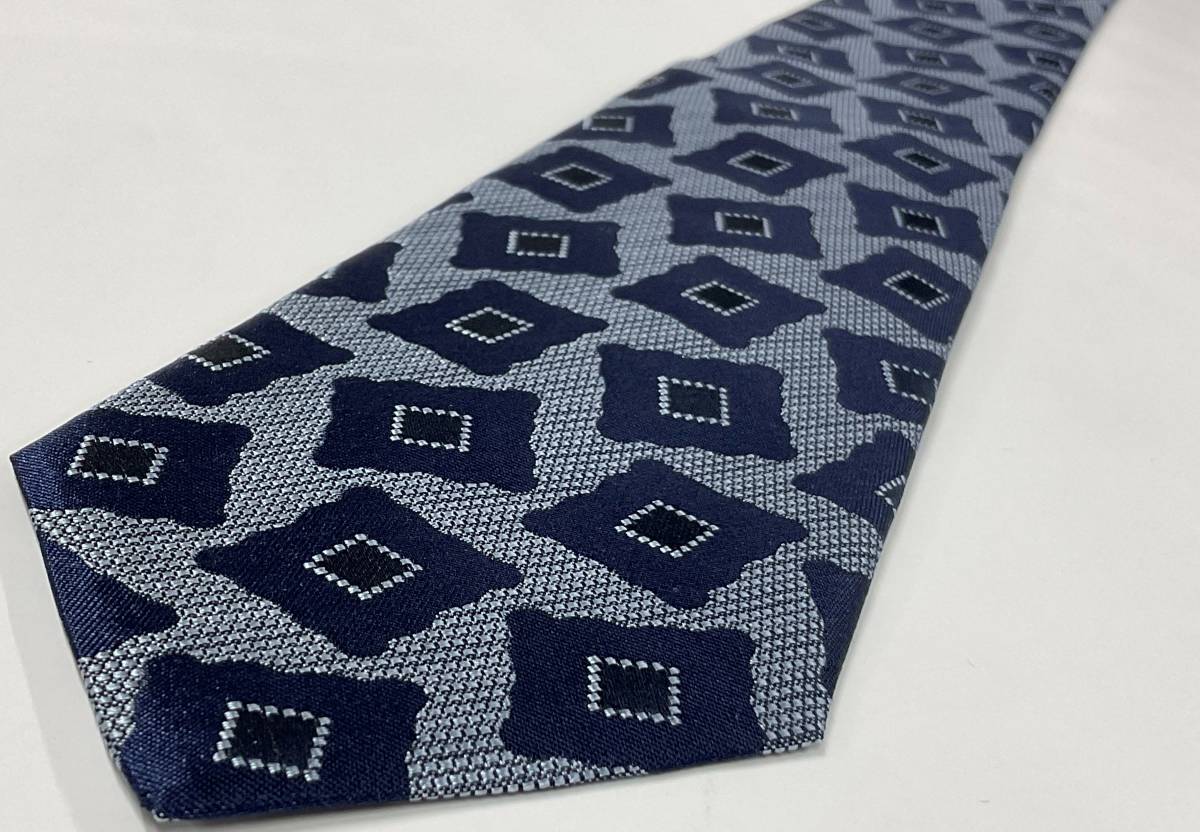 アルマーニ ネクタイ5p01A 新品タグ付き 専用ケース無し ご自身用に如何ですか ARMANI 小紋柄 ネイビー_独特な模様・繊細なカラーリングのネクタイ
