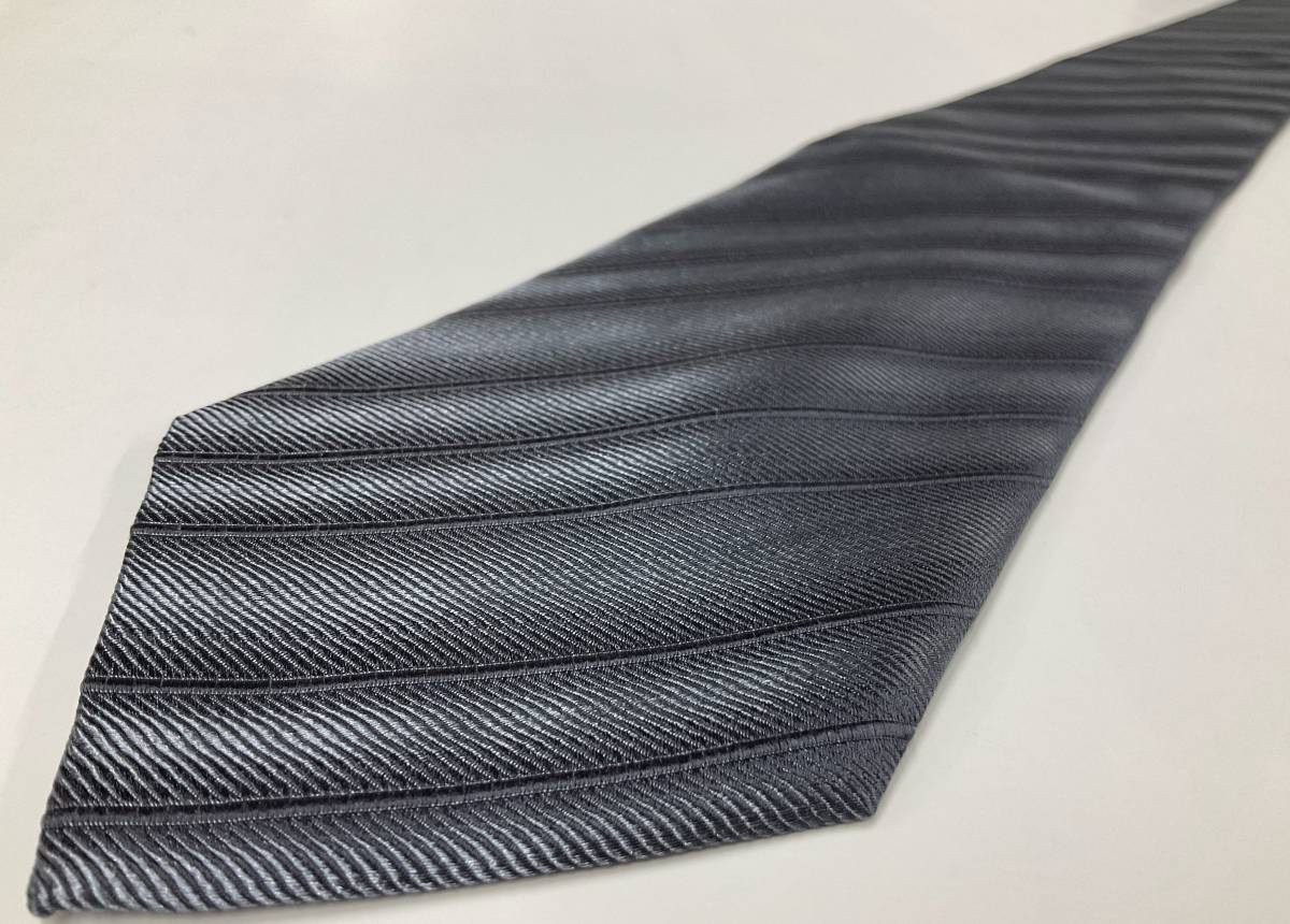 アルマーニ　ネクタイ 4p56B　新品 タグ付き　専用ケース無し　ご自身用に如何ですか　ARMANI　ストライプ柄　グレー_独特な模様・繊細なカラーリングのネクタイ