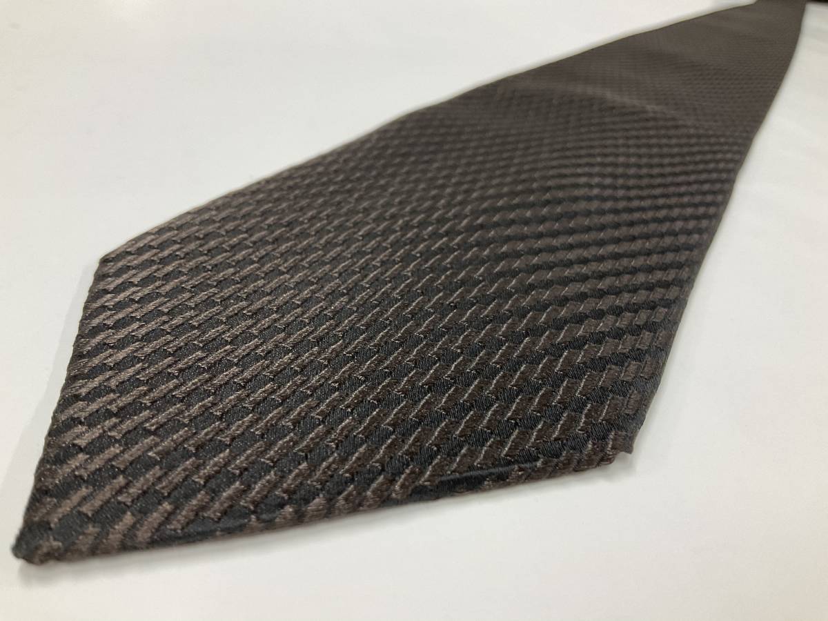 アルマーニ　ネクタイ 3a18B　新品 タグ付　専用ケース付き　プレゼントにも　ARMANI　ストライプ柄　ブラウン_独特な模様・繊細なカラーリングのネクタイ
