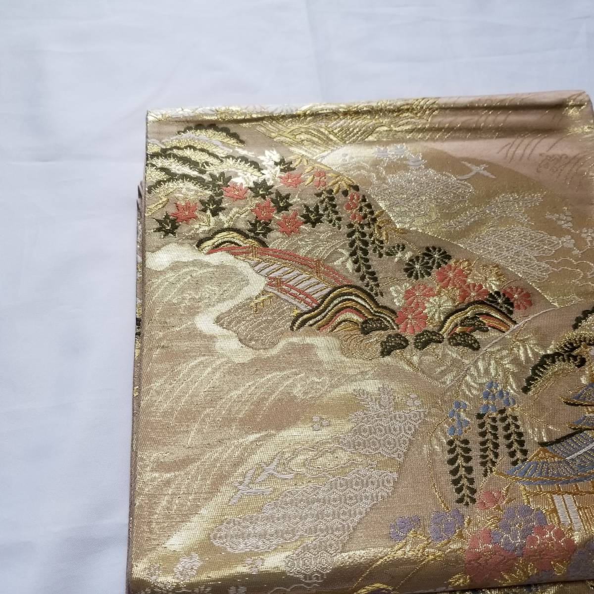 【桐輪】未使用品*美品｛正絹*西陣織*袋帯｝*金引き箔地*多色糸-金箔糸での風景と吉祥文様*六通柄*№3109_画像2