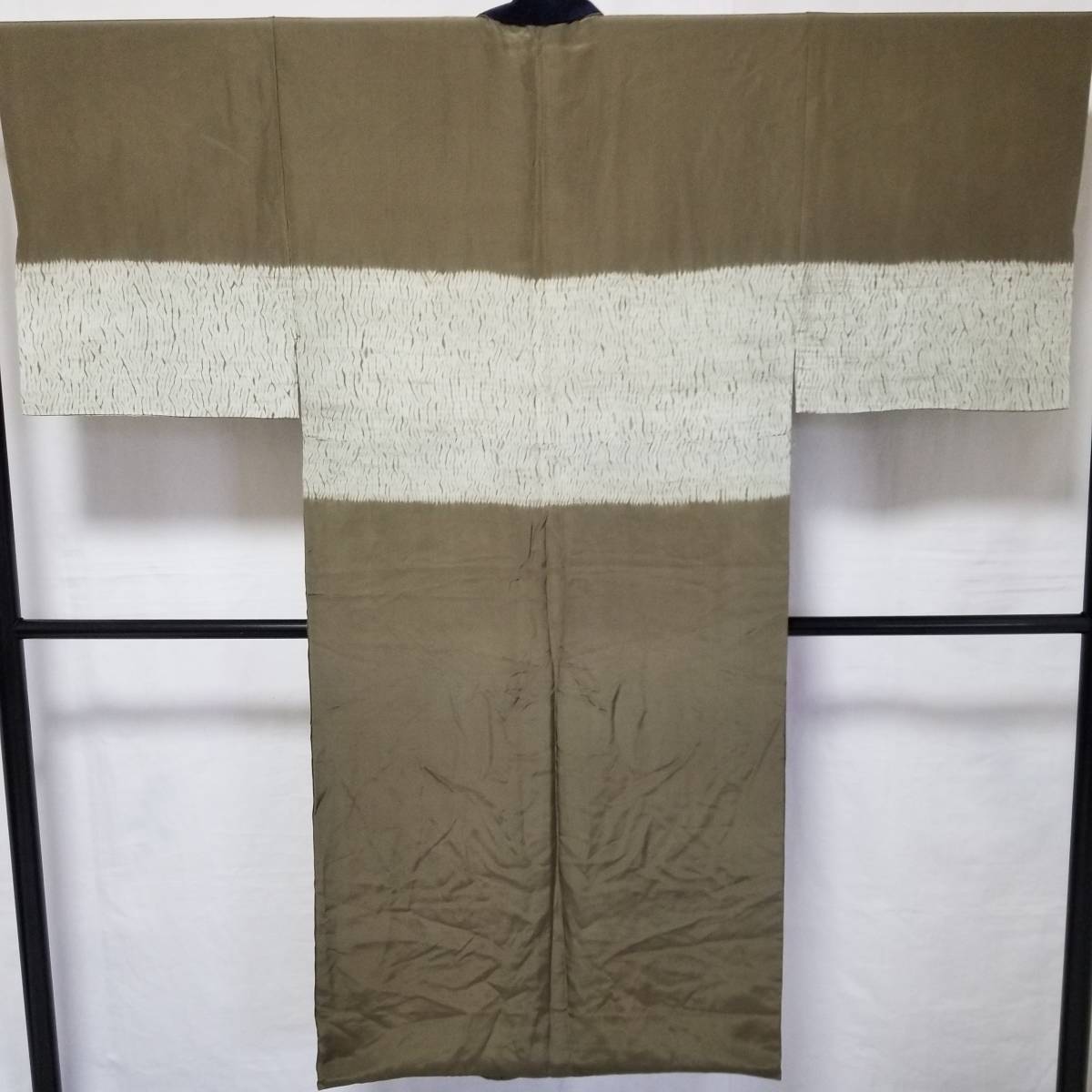 【桐輪】紳士物*未使用品*美品｛正絹*袷仕立*長襦袢｝*丈135-裄67*鶯色地*縫い締-手絞りの横段*半衿付き*№3112_画像1