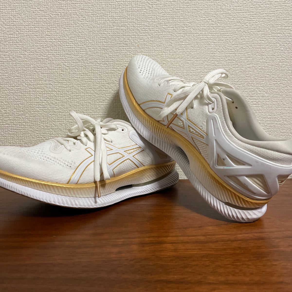 MetaRide WHITE/PURE GOLD アシックス ASICS ランニングシューズ メンズスニーカー