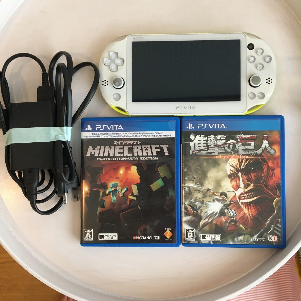 【まとめ売り】プレイステーションヴィータ　PlayStation Vita 充電コード・ソフト（進撃の巨人、Minecraft）