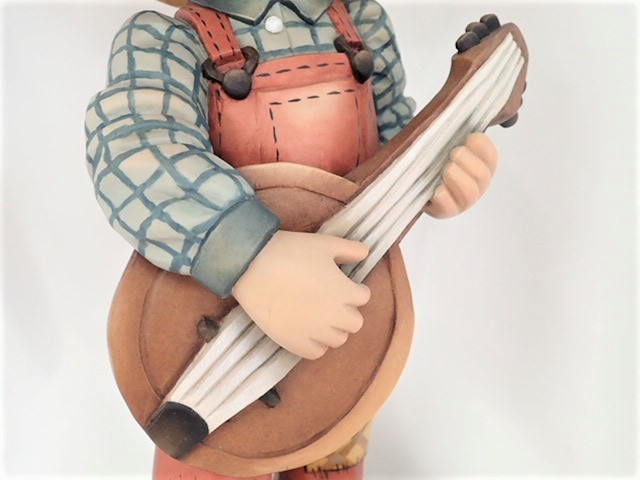 9086[TS]■ANRIアンリ■Sarah Kay（サラ・ケイ）/木彫り 人形 置物 H::約45ｃｍ/Boy with Banjo/男の子 少年 楽器 バンジョー ギター_画像6
