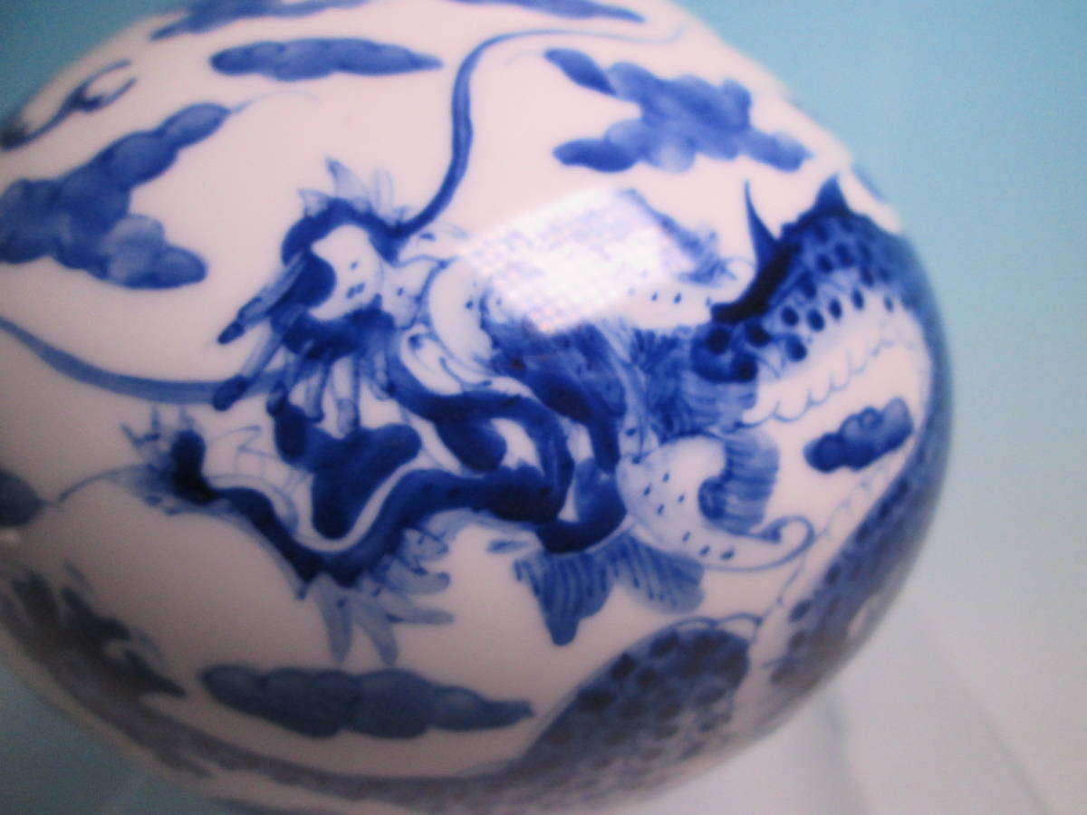 ☆中国 大明成化年製銘 染付雲に玉を追う龍文の花瓶 400g_画像3