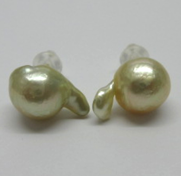 ∮ pearl speciality pavilion ∮ surface white shape series White Butterfly pearl earrings 8.8mm natural Gold color k18 great special price ( including tax )