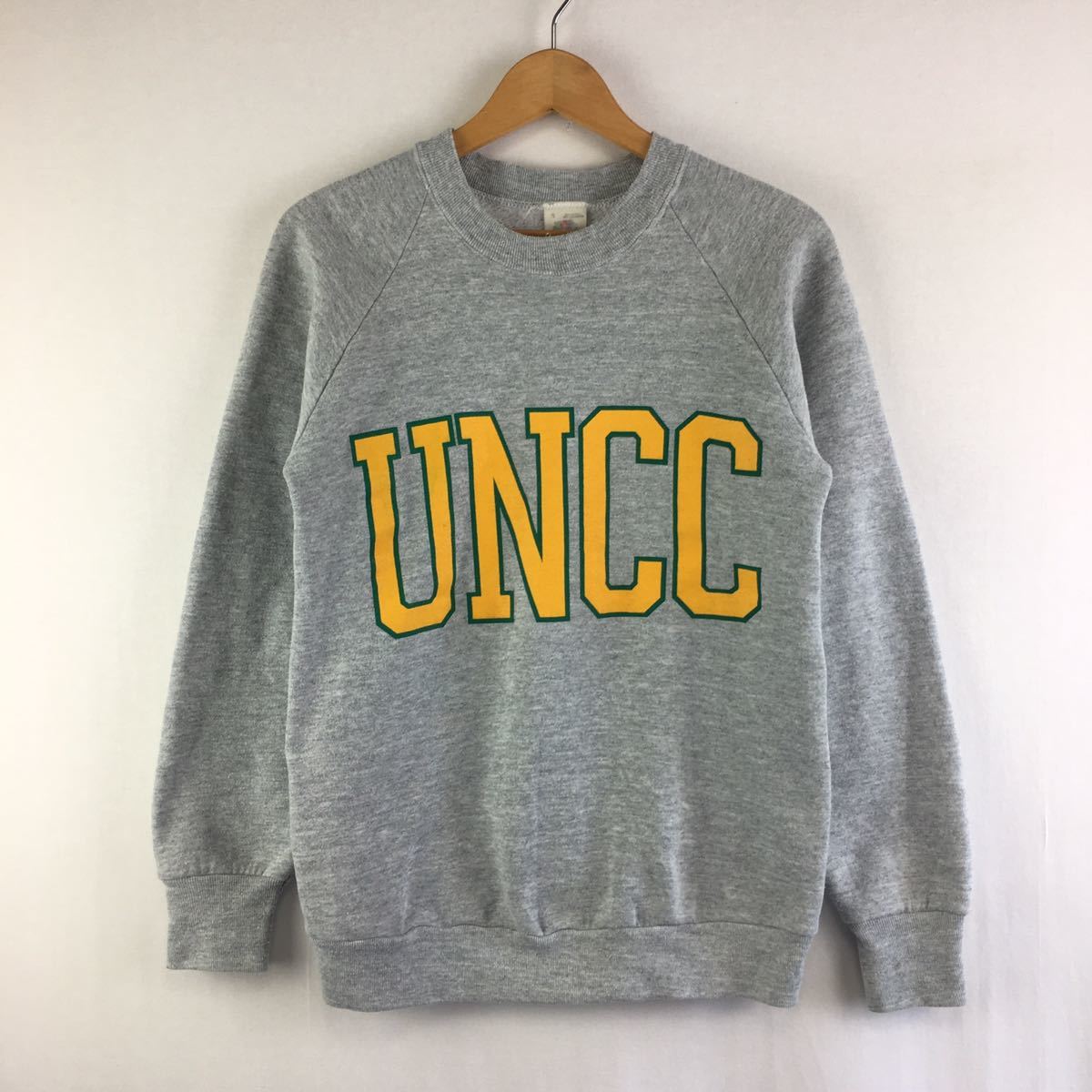 ビンテージ 80s【カレッジ】ロゴ レアサイズ UNCC SWEAT USA製 S スウェット 古着 ラグラン アメカジ 霜降り トレーナー 学校 黄 緑_画像2