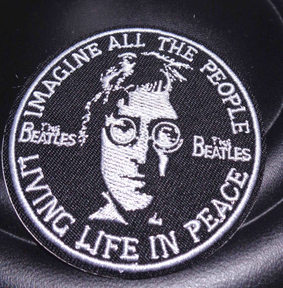  黒白（円型）◎新品　ジョン・レノンJohn Lennon　ビートルズThe Beatles　刺繍ワッペン（パッチ）■UKイギリス　USアメリカ　◇激シブ 　