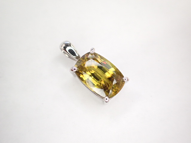 美品 Pt900 スフェーン3.70ct ペンダントトップ 鑑別書付き