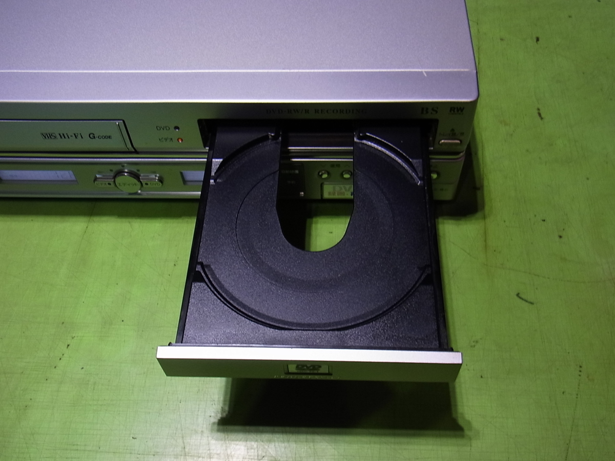 ■【即決】SHARP シャープ DV-RW200 VHS-DVD ダビングデッキ 通電と簡単な再生確認OKなUSED品！ メンテナンス前提・部品取り用のジャンク品_画像4