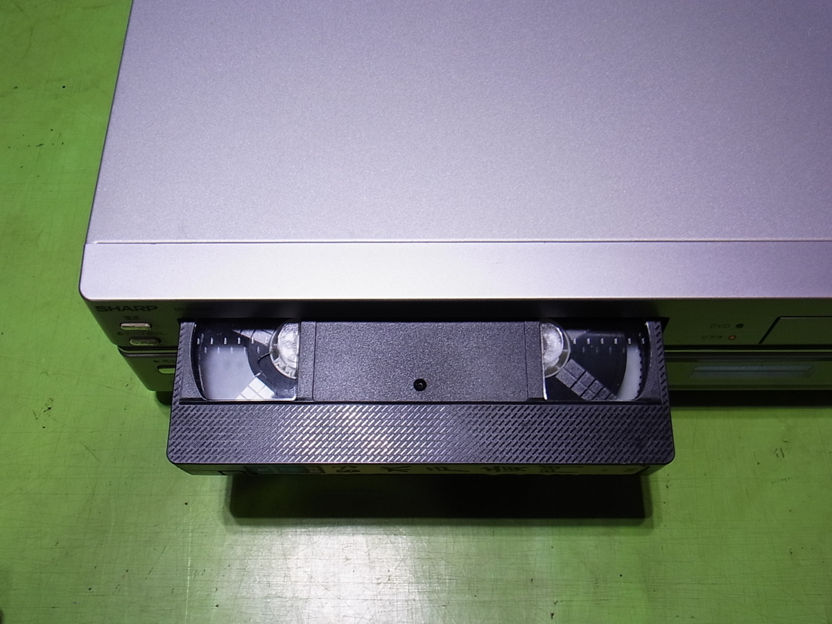 ■【即決】SHARP シャープ DV-RW200 VHS-DVD ダビングデッキ 通電と簡単な再生確認OKなUSED品！ メンテナンス前提・部品取り用のジャンク品_画像5