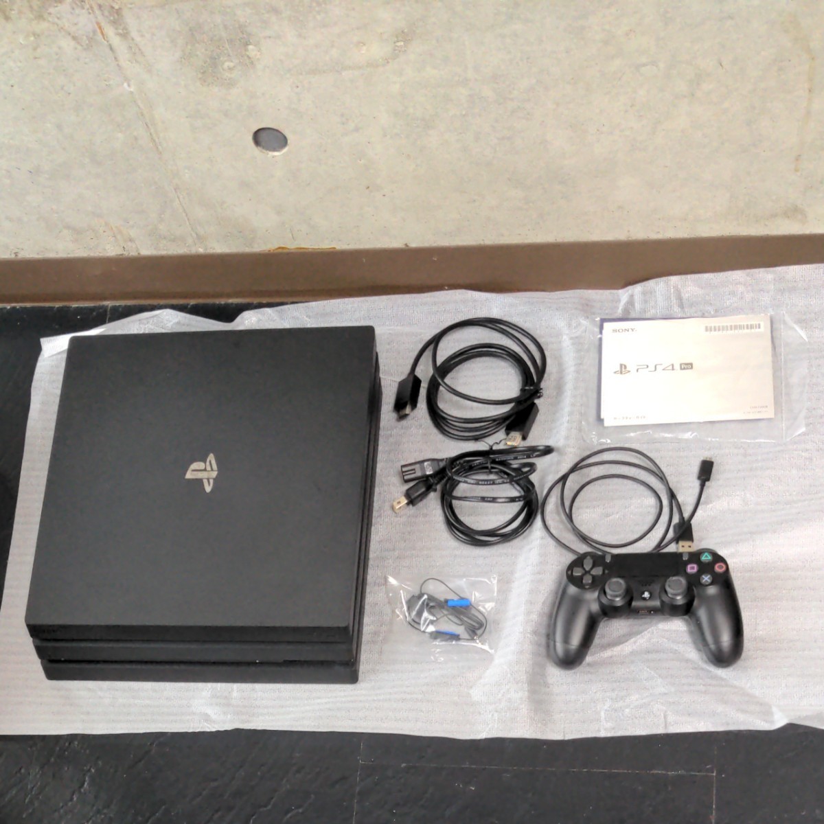 PlayStation4 Proジェット・ブラック 1TB CUH-7200B　B01