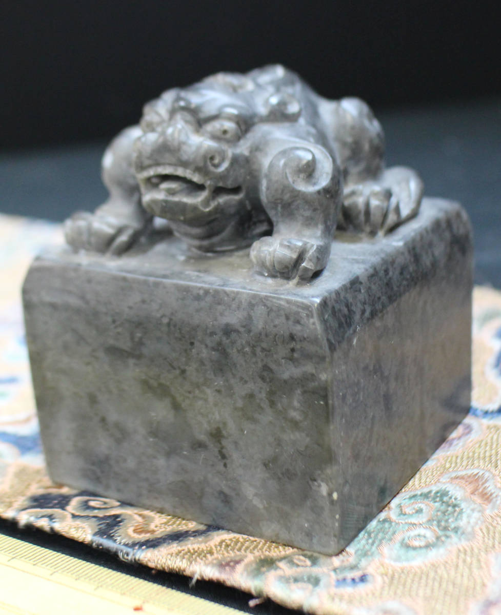 中国文房具　印材　獅子鈕付石章　６，８㎝角　