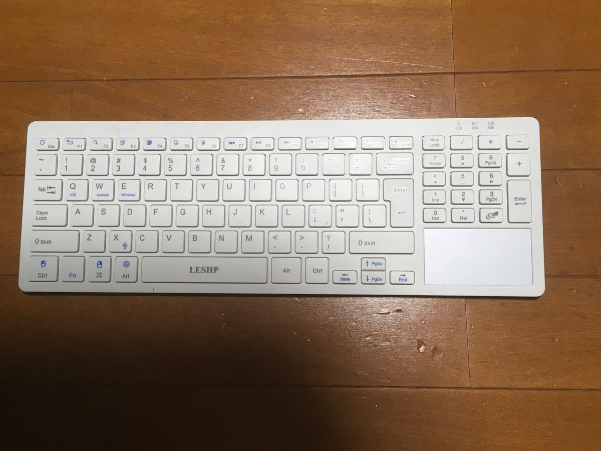 Bluetoothキーボード マウスパッド付きLESHP 軽量 薄型 英語配列(ホワイト)