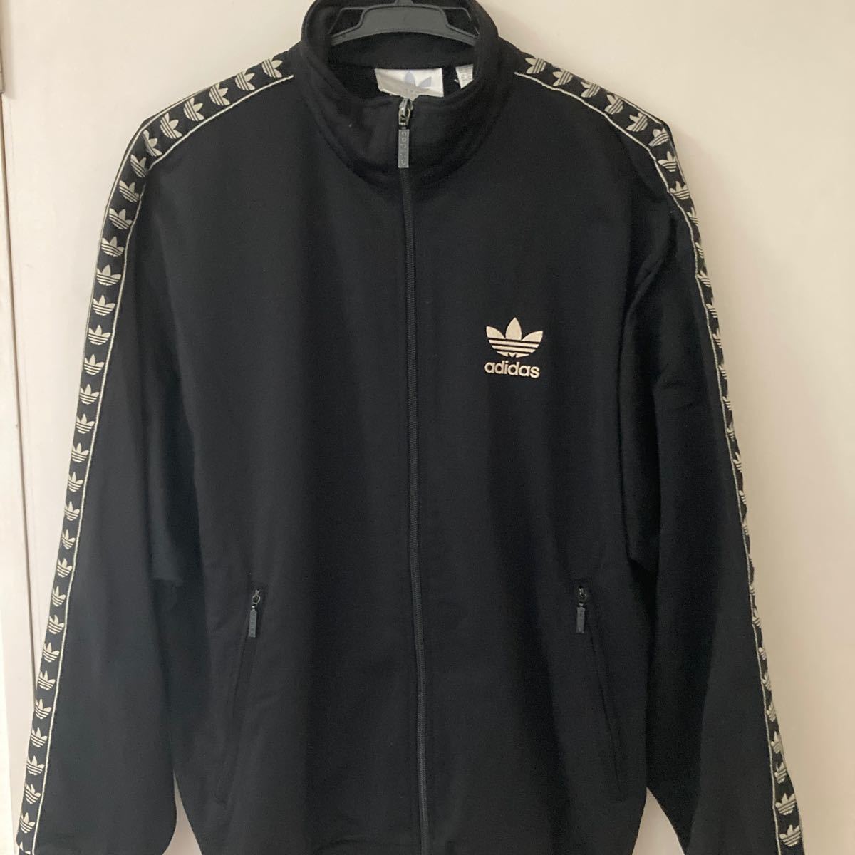 adidas ヴィンテージジャージトレフォイルテープロゴ モデル adidas ヴィンテージジャージトレフォイルテープロゴ モデル