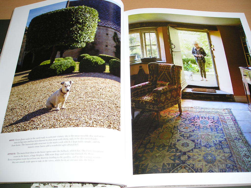 洋書・At Home in the English Countryside Designers and Their Dogs・英国のカントリーで愛犬と暮らすデザイナーの素敵な住まい_画像3