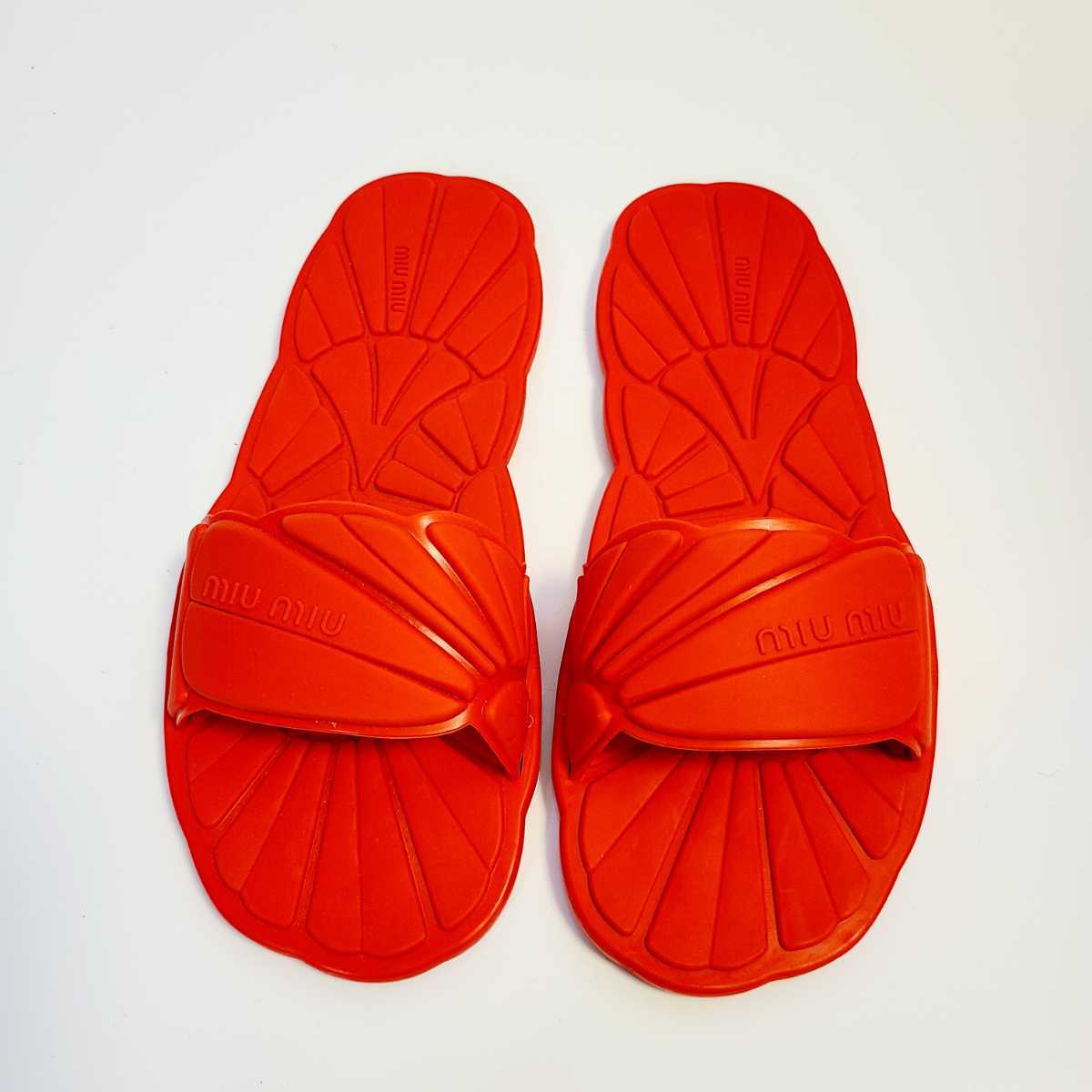 新着商品 【在庫処分】miumiu 35 フラットラバー 赤 箱付き保存袋付きビーチサンダル 美品 23.5cm