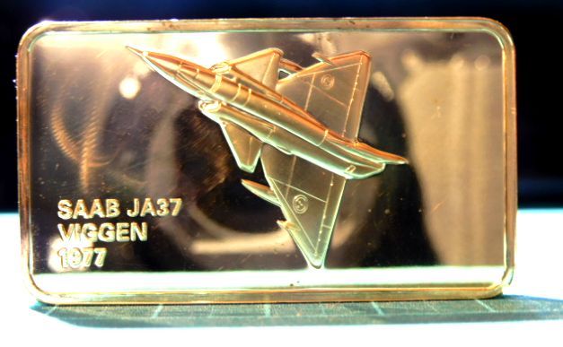 限定品 美品 英国製 スウェーデン空軍 軍用機 サーブ ビゲン偵察機 飛行機 航空機 純金仕上げ インゴット メダル コイン 記章　スーベニア