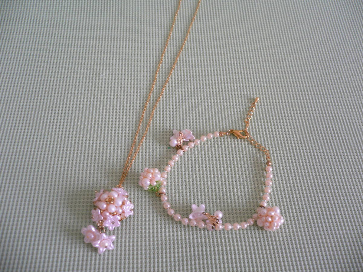 585! hand made . flower. bracele . pendant 