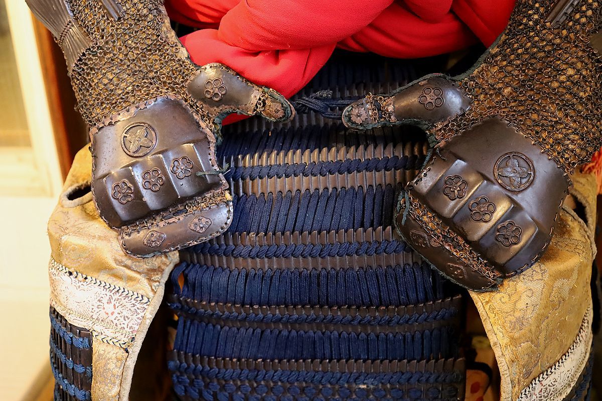 小】時代古作 甲冑 鎧 一式 鉄地 漆 兜 亀面頬 具足 武具 鎧櫃有 収集
