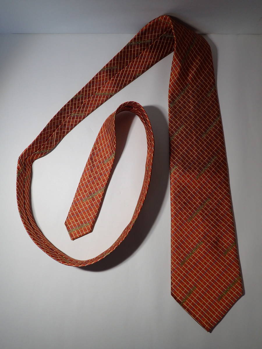 UNITED COLORS OF BENETTON united color zob Benetton necktie . leaf color?.. color? silk width : approximately 9.5. Benetton 