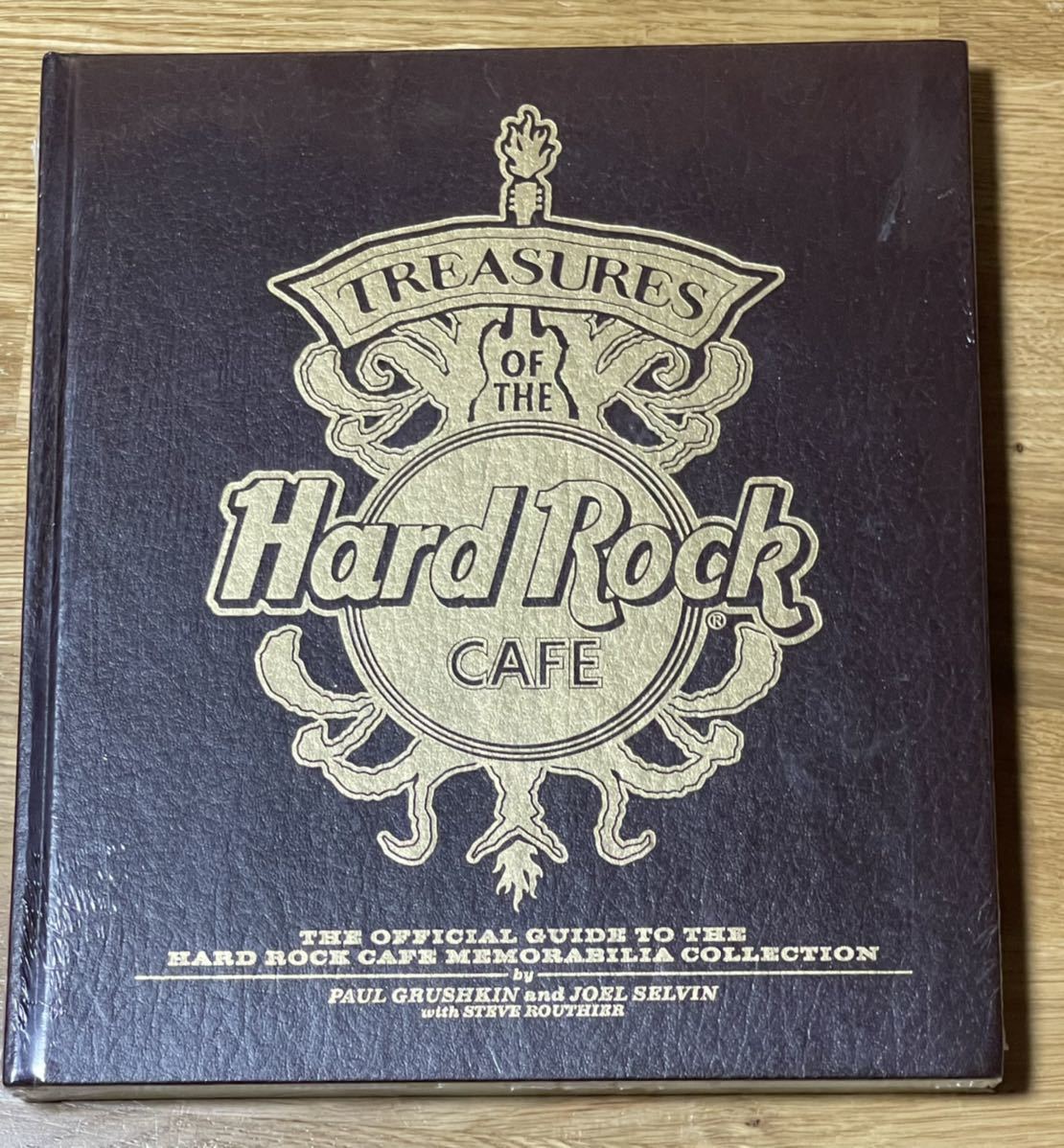 Treasures of the Hard Rock Cafe ハードロックカフェ記念品コレクション公式ガイド　未開封_画像1