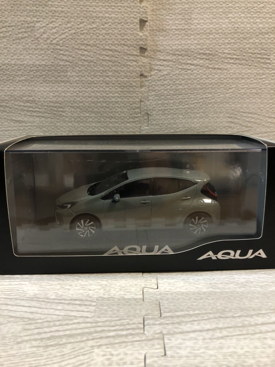 1/30 トヨタ 新型アクア AQUA カラーサンプル ミニカー 非売品　アーバンカーキ