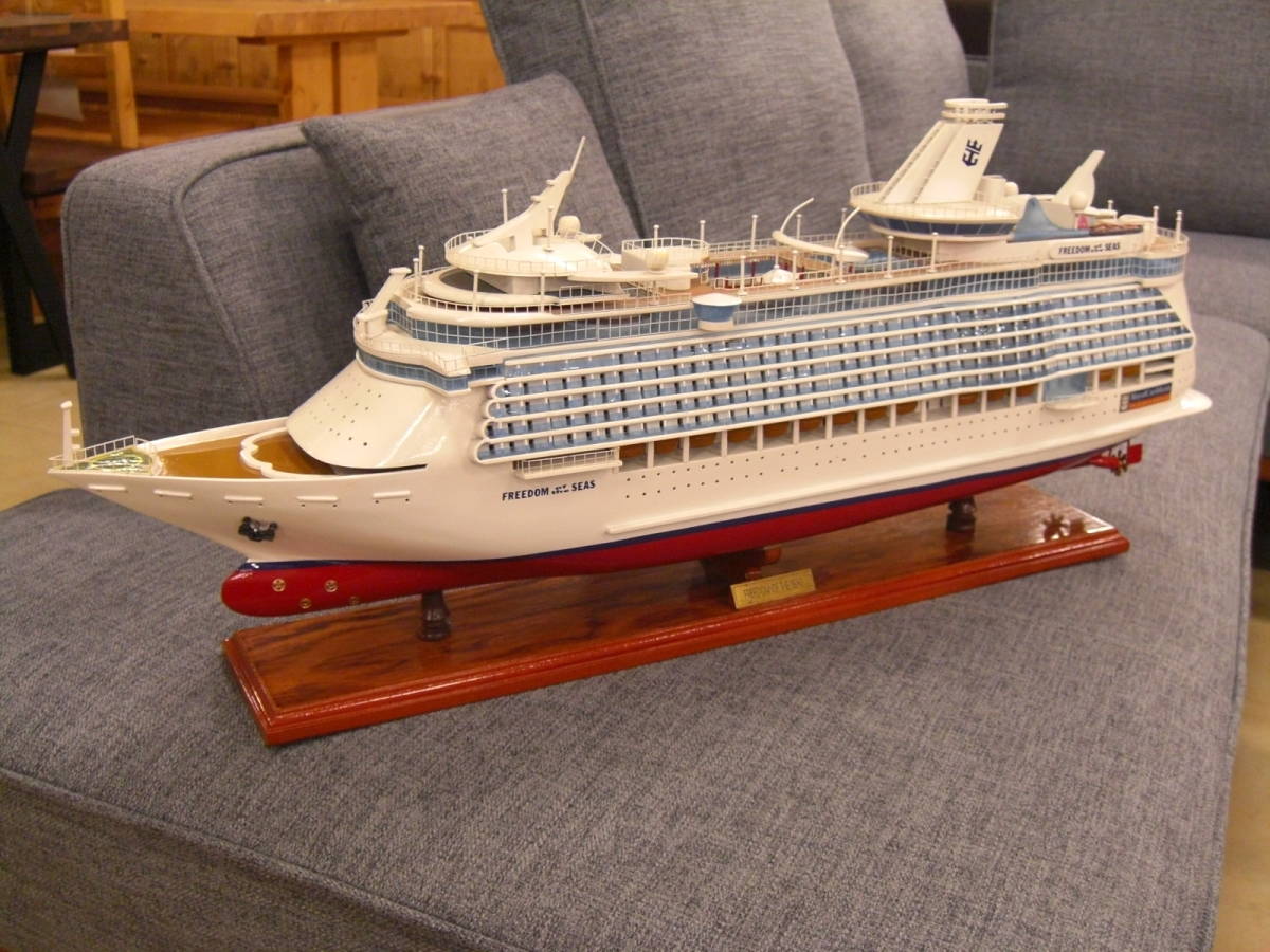 【テレビで話題】 【TI山室家具】◆木製モデルFREEDOM OF THE SEAS!クルーズ船の木製模型!全長約82㎝×幅16㎝×高さ33㎝!如何でしょうか?（新品展示品） 完成品