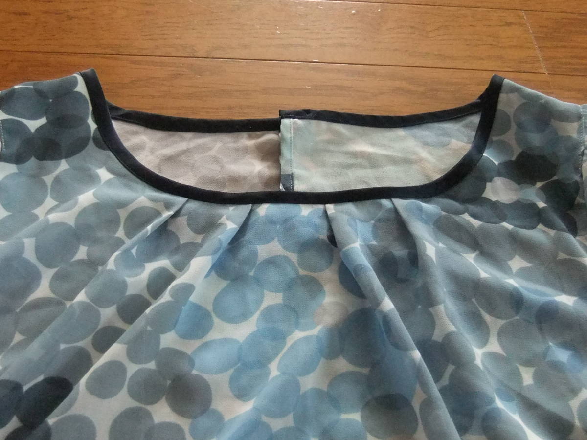 【美USED】UNTITLED アンタイトル 薄で 半袖 シャツ カットソー リボンがきれい 半袖 水色 水玉 Ｍサイズの画像2