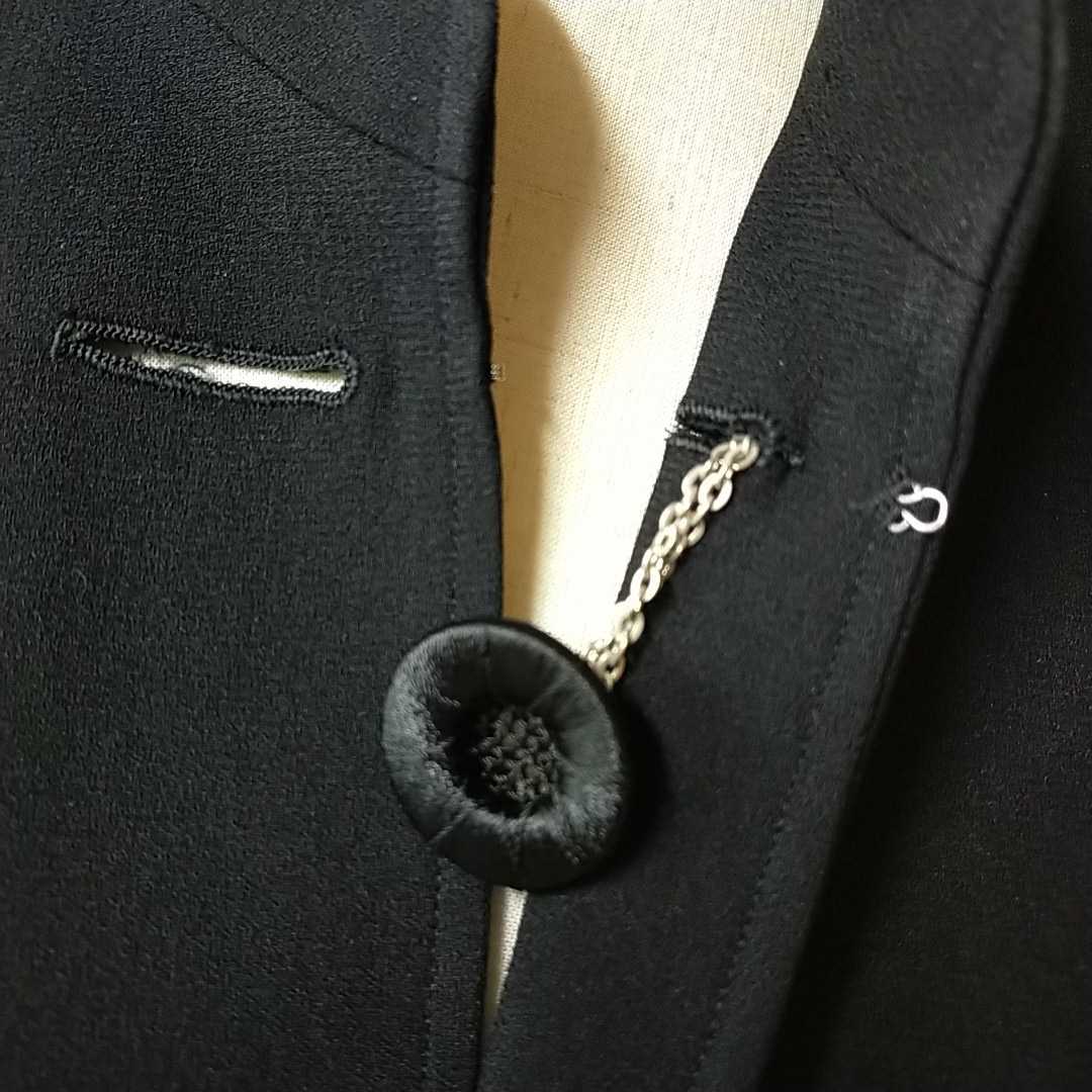 miss chloe ミスクロエ 黒のフォーマルロングジャケット 40 スタンドカラー 飾りボタン マニッシュ 梨地ジョーゼット 冠婚葬祭にも 女性用_チェーンの飾りボタンです