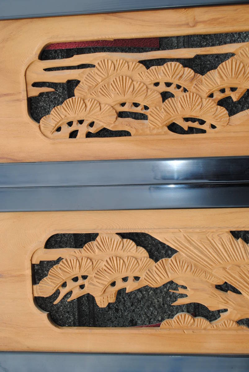 江1　2枚組　手彫り　木製　欄間　松と鷹　黒漆枠　1700x330x28ミリ_画像2