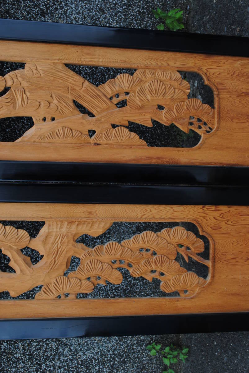 江1　2枚組　手彫り　木製　欄間　松と鷹　黒漆枠　1700x330x28ミリ_画像4