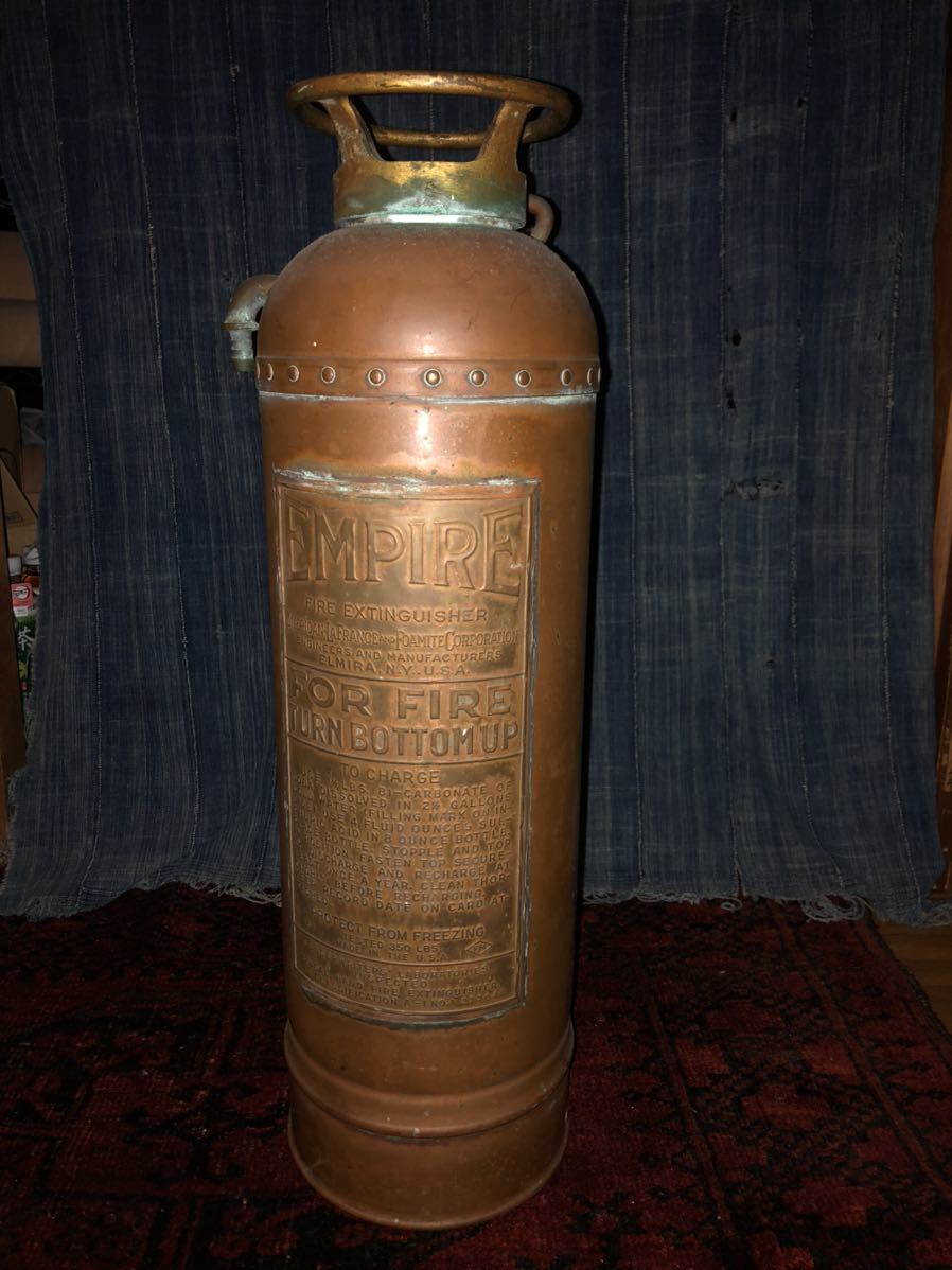 1940\'s[ANTIQUE] fire extinguisher Vintage antique in dust real store furniture ornament display brass brass 