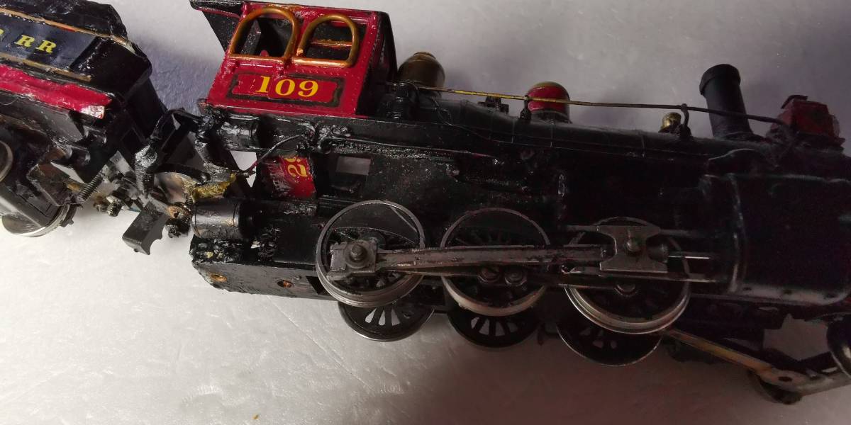 ジャンク品です！珍品希少品！西部開拓時代のLOCOMOTIVE、HOゲージです！_機関車の台車が持つと離れ隙間が空きます！