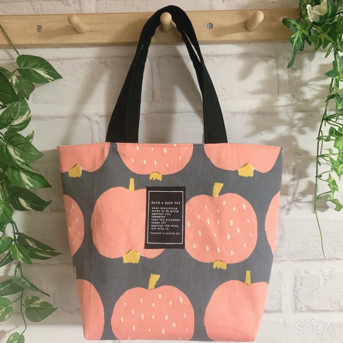 ハンドメイド　ミニトートバッグ　りんご柄　フルーツ柄　北欧風　グレー＆ピンク色　お散歩バッグ