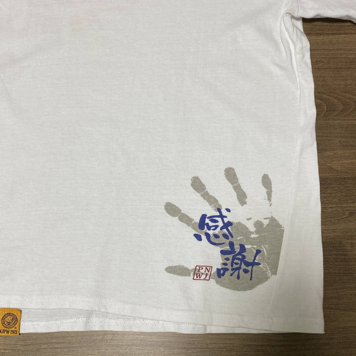 新日本プロレス オカダ・カズチカ 手形 Tシャツ_画像2