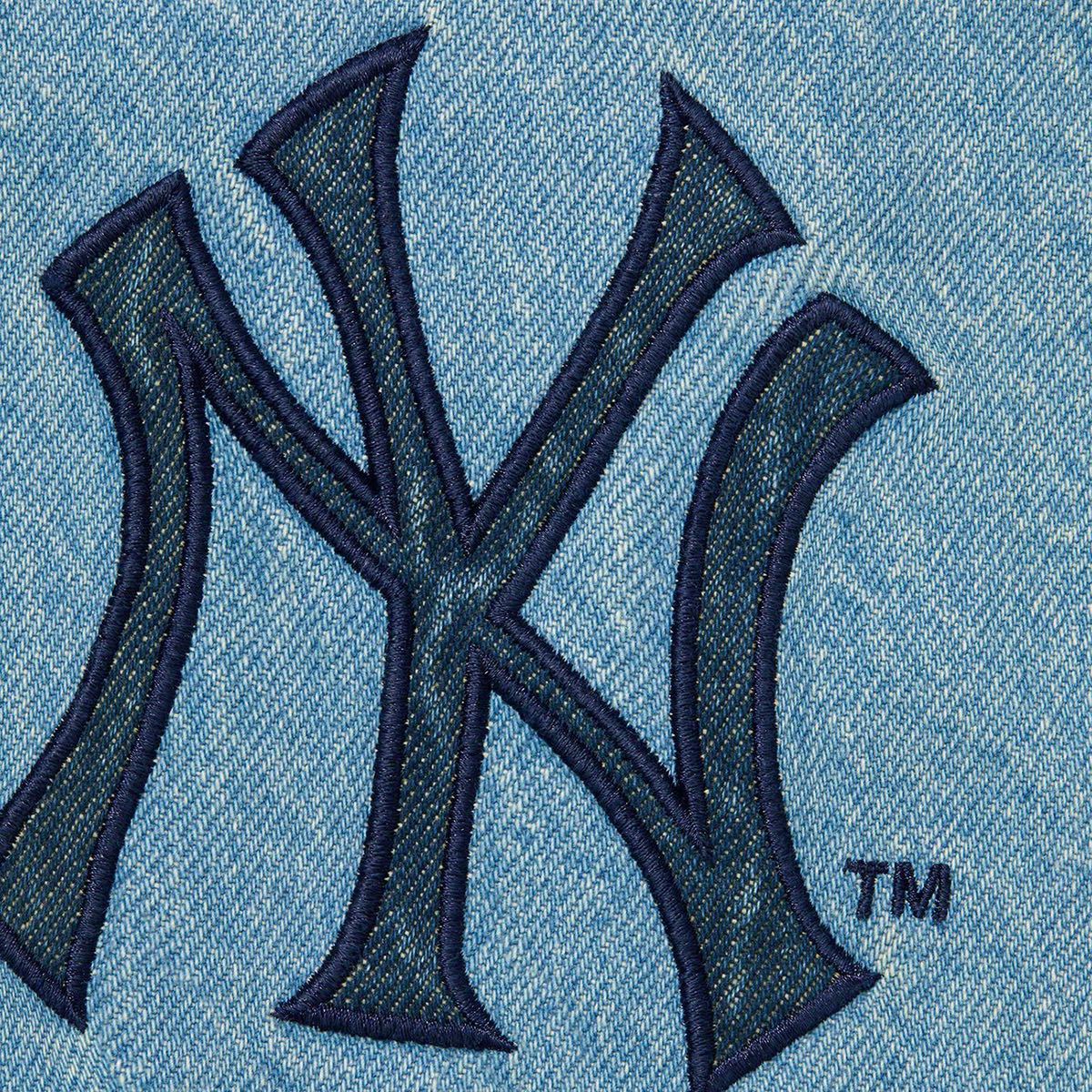 Supreme®/New York Yankees™Denim Trucker Jacket Washed Black