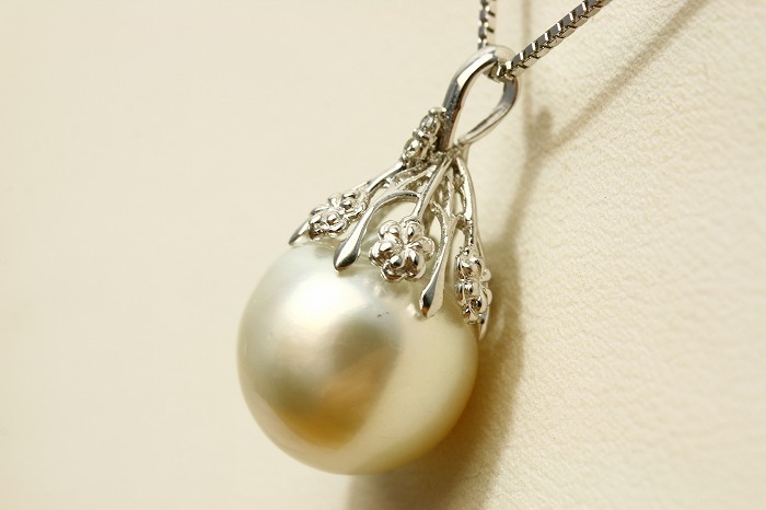  south . White Butterfly pearl pearl pendant top 12mmUP white color K18WG made /D0.02ct