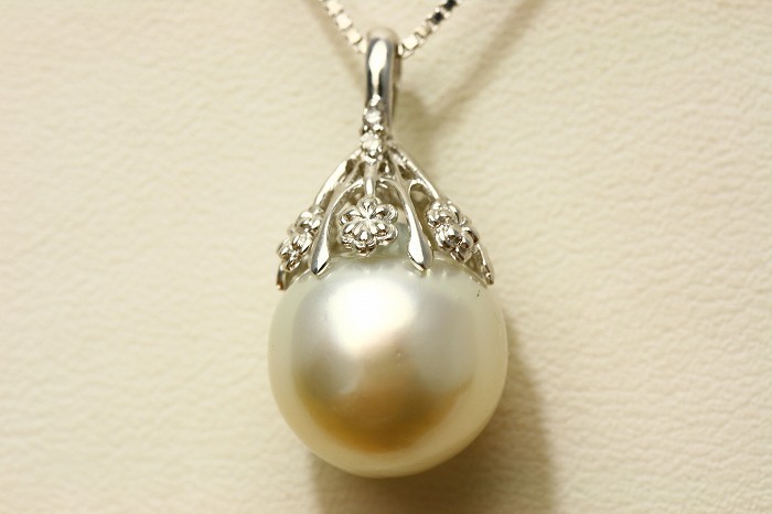  south . White Butterfly pearl pearl pendant top 12mmUP white color K18WG made /D0.02ct