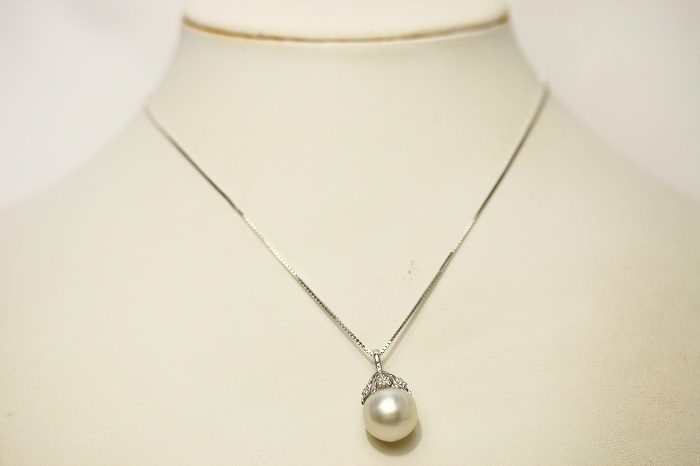  south . White Butterfly pearl pearl pendant top 12mmUP white color K18WG made /D0.02ct