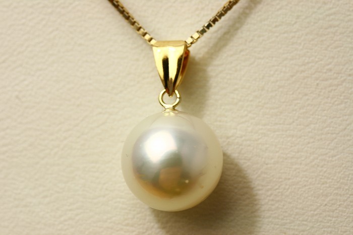  south . White Butterfly pearl pearl pendant top 11mmUP white pink color K18 made 