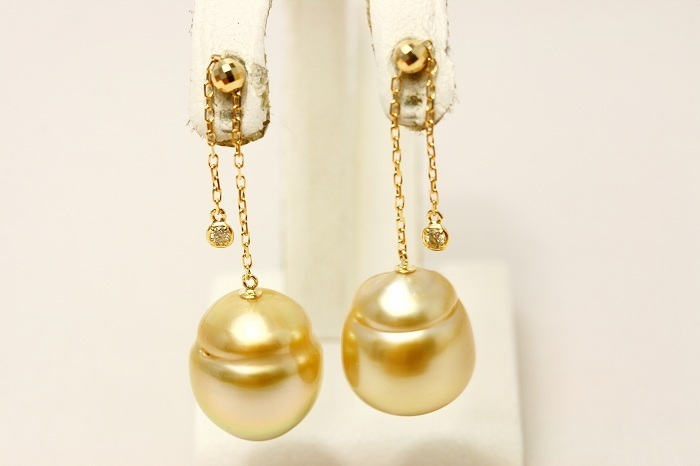  south . White Butterfly pearl pearl design bla earrings 11mm natural Gold color K18 made /D0.04ct