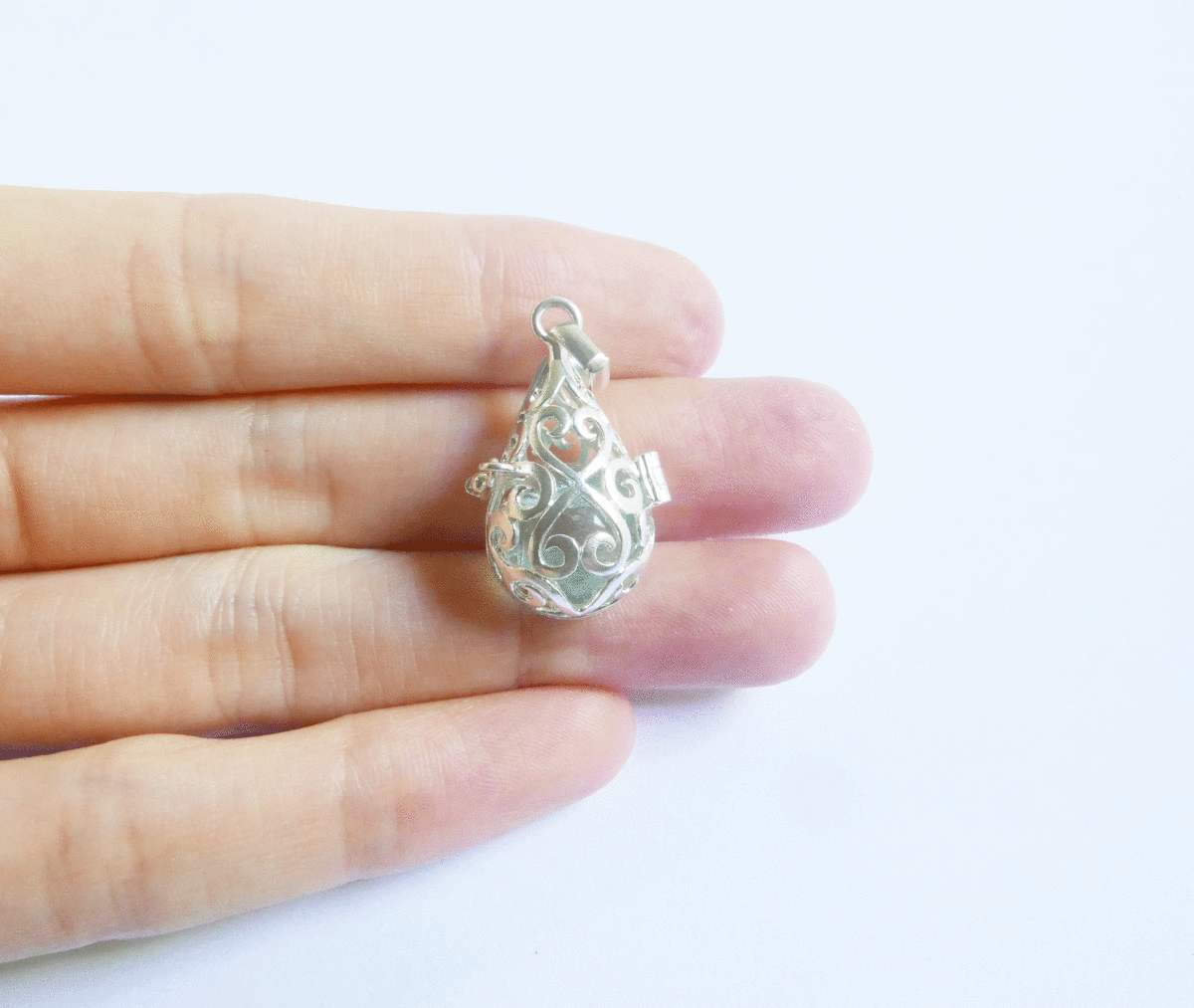 ［Silver925］ハート模様のティアードロップ型の中身が取り出せるオープンタイプ?シルバーネックレス（フローライト）大切なものを中に?