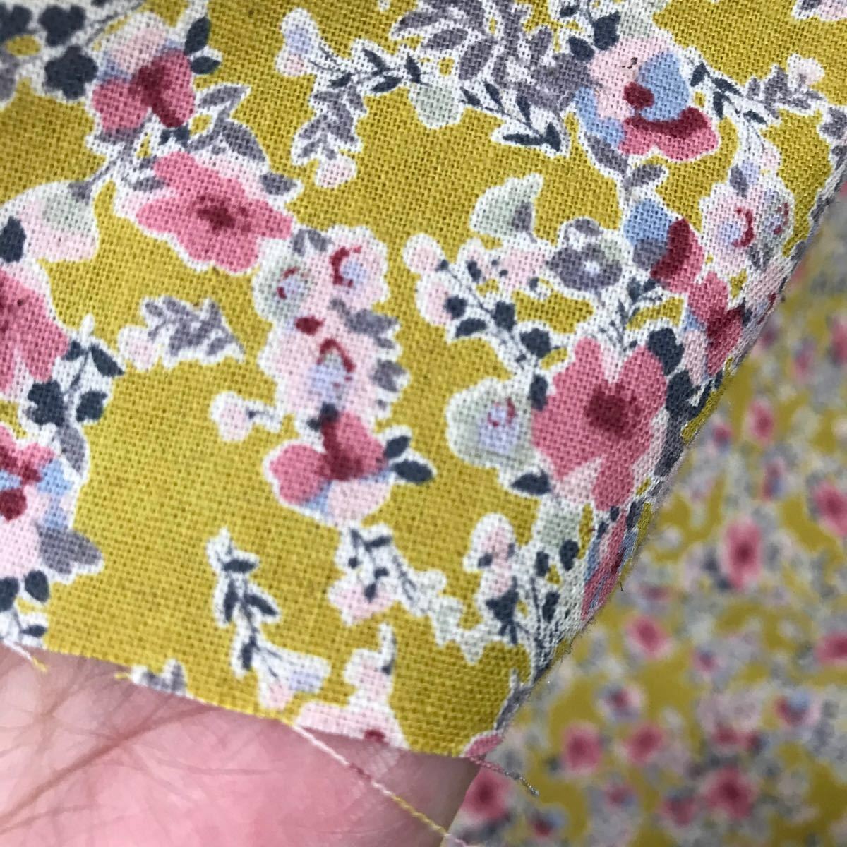 小花模様の綿麻生地　コスモテキスタイルとボタニカルフラワーガーデンの計2点(画像あり