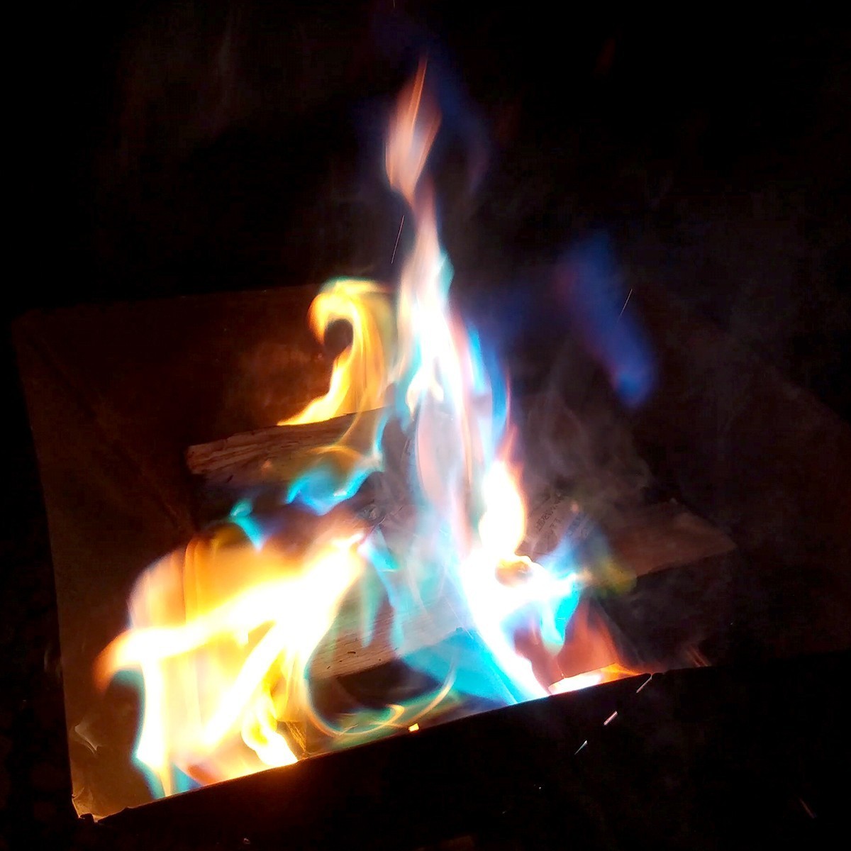 カラーフレイム 25g 8個入り 炎の色がカラフルに! 魔法の粉 たきび 虹色 レインボー 焚き火台 キャンプ