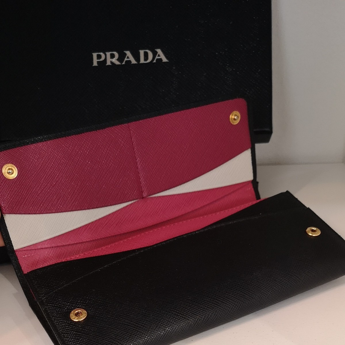 PRADA　未使用カードケース付き　長財布　サフィアーノレザー　1MH132　MADE IN ITALY