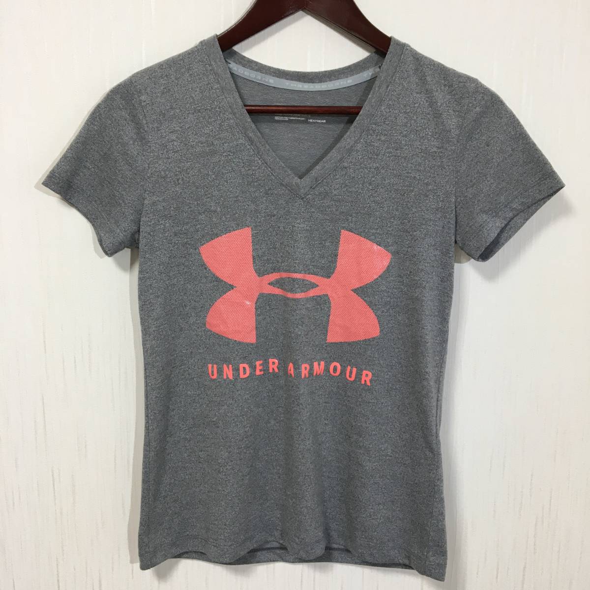 ☆美品☆ UNDER ARMOUR アンダーアーマー ヒートギア ドライTシャツ Vネック グレー レディースSサイズ スポーツウェア フィットネス WEB限定 ☆美品☆ UNDER ARMOUR アンダーアーマー ヒートギア ドライTシャツ Vネック グレー レディースSサイズ スポーツウェア フィットネス WEB限定